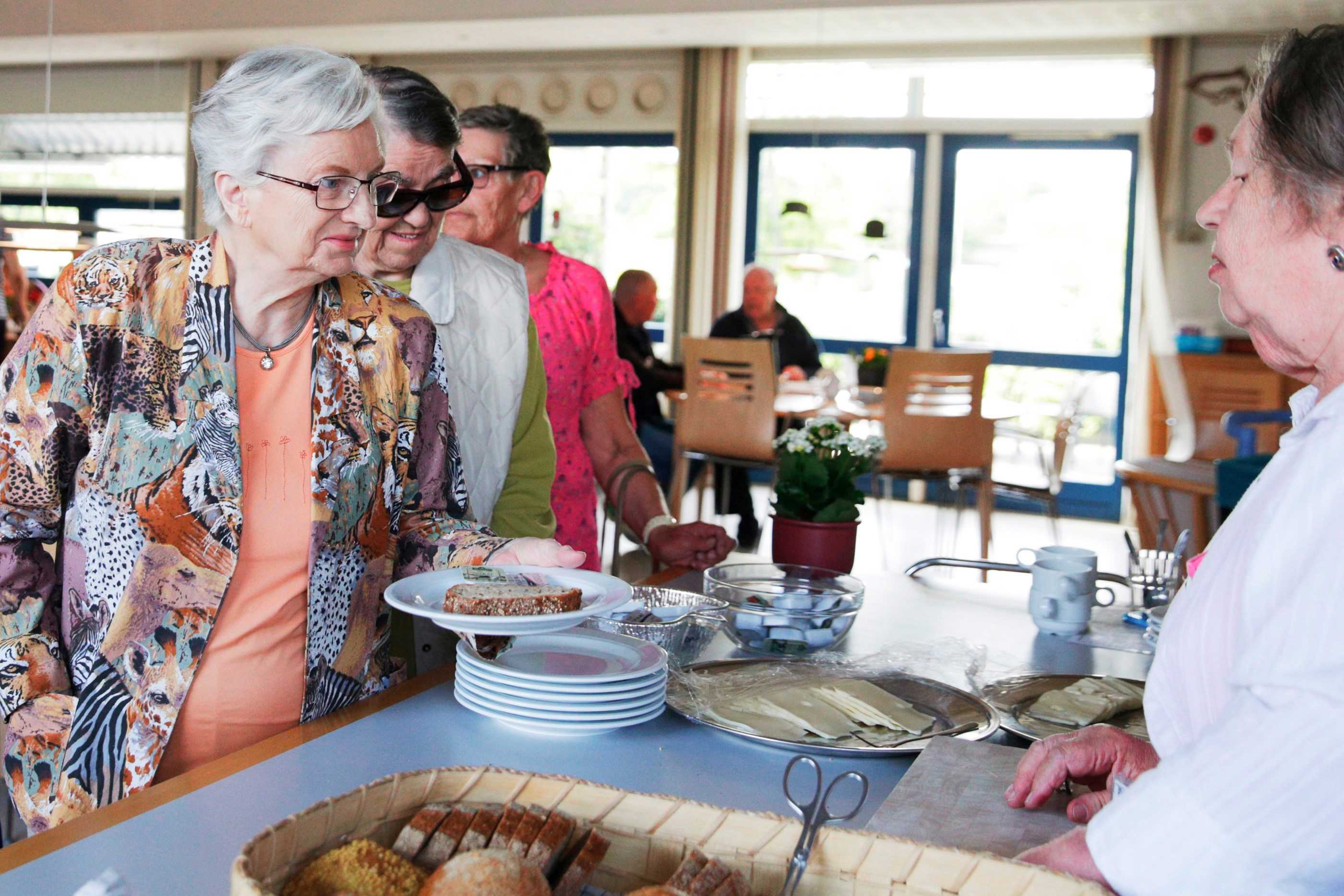 Frokostservering i aktiviteten på Birkebjergcenteret