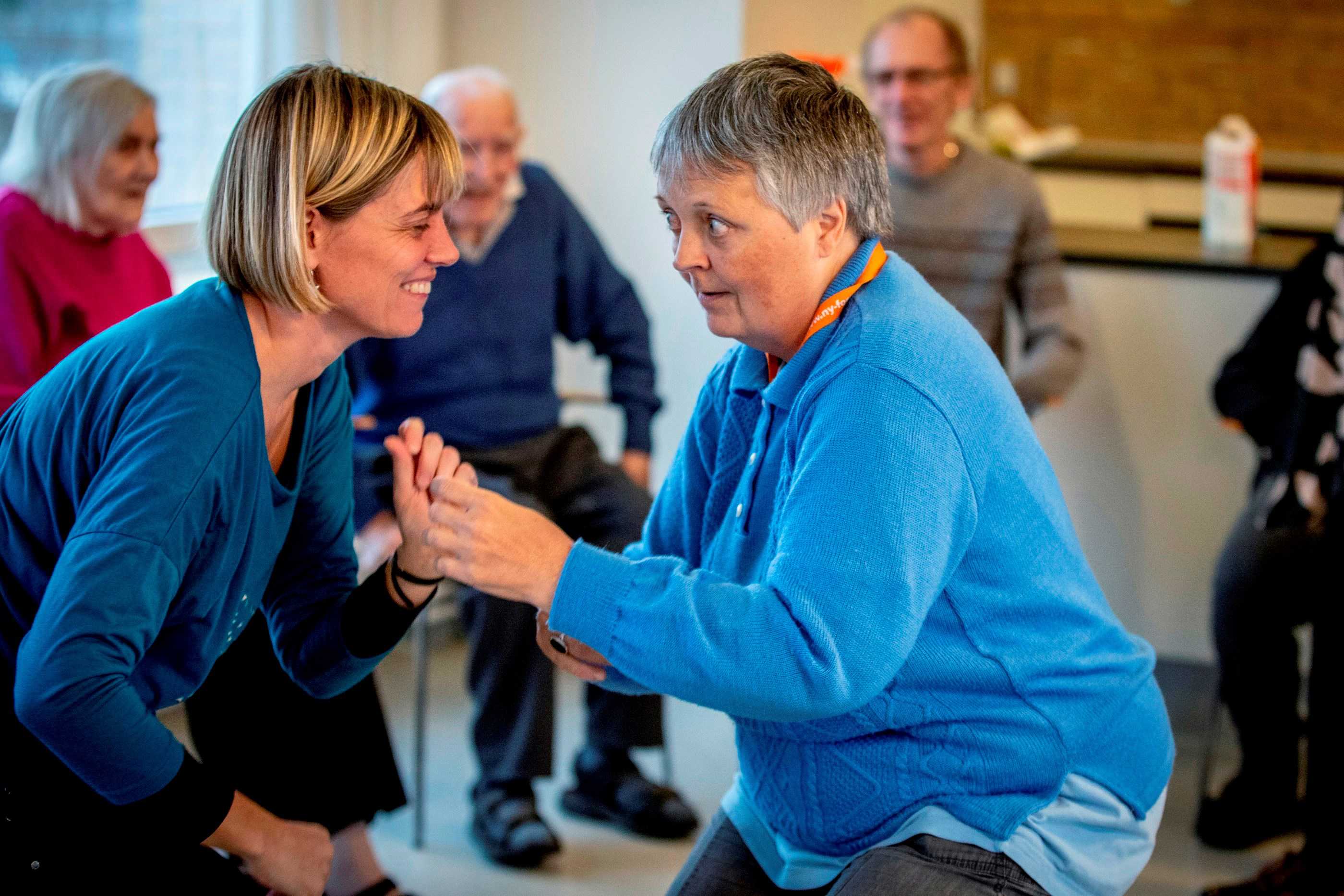 Kvinde danser med et personale, mens de kigger på hinanden