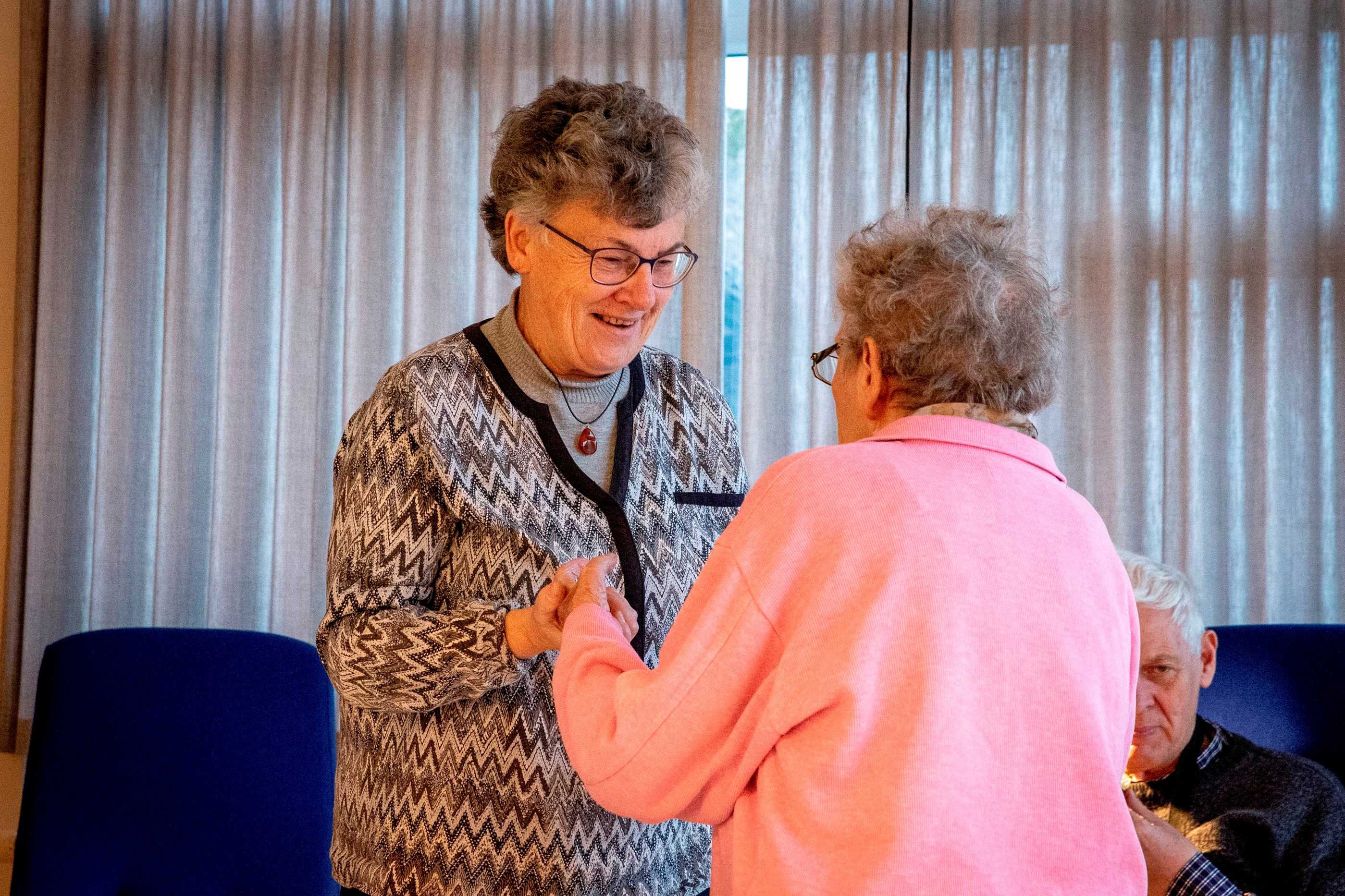 To kvinder der danser på daghjemmet på Korinthvej