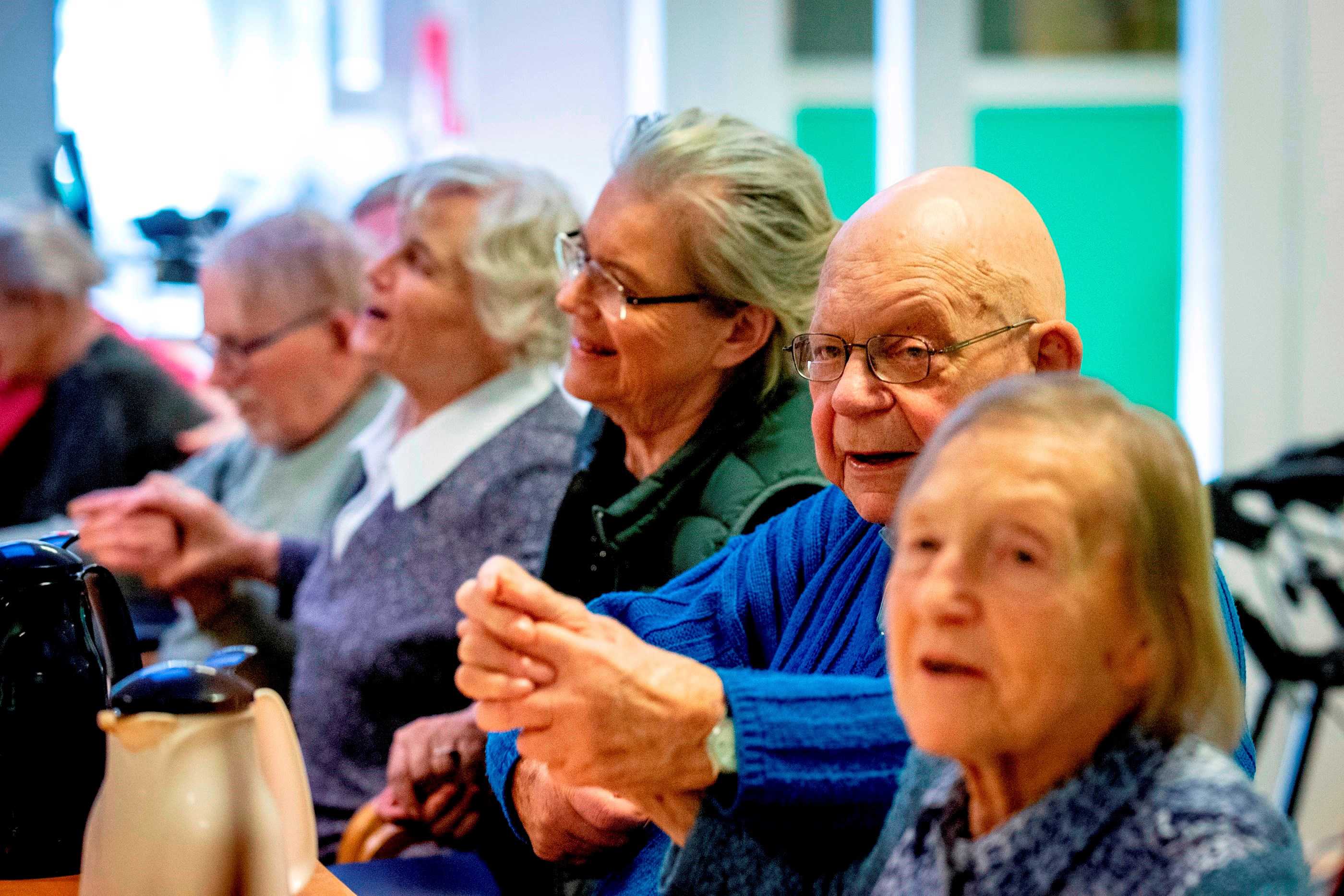 Fællesarrangement på Bakkegården, hvor der holdes i hånd og synges