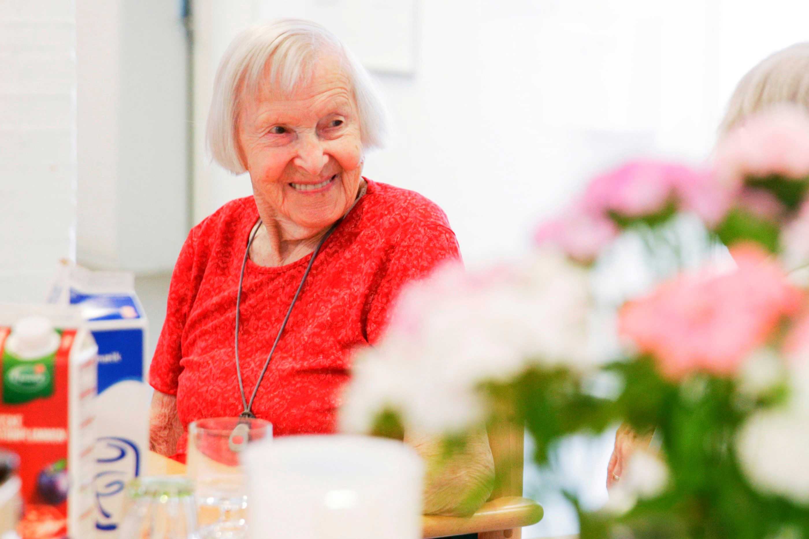 Smilende dame i aktiviteten på Bakkegården