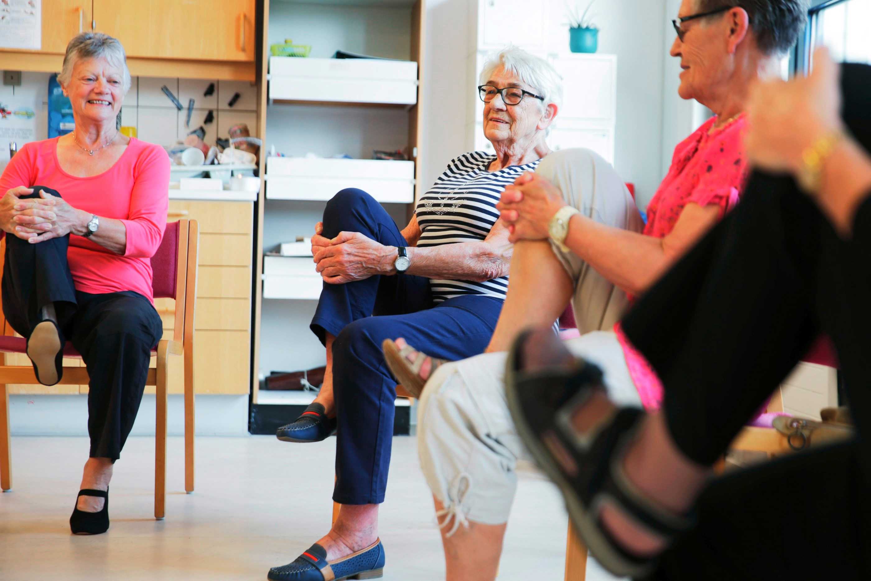 Damer der laver stolegymnastik i aktiviteten på Birkebjergcenteret