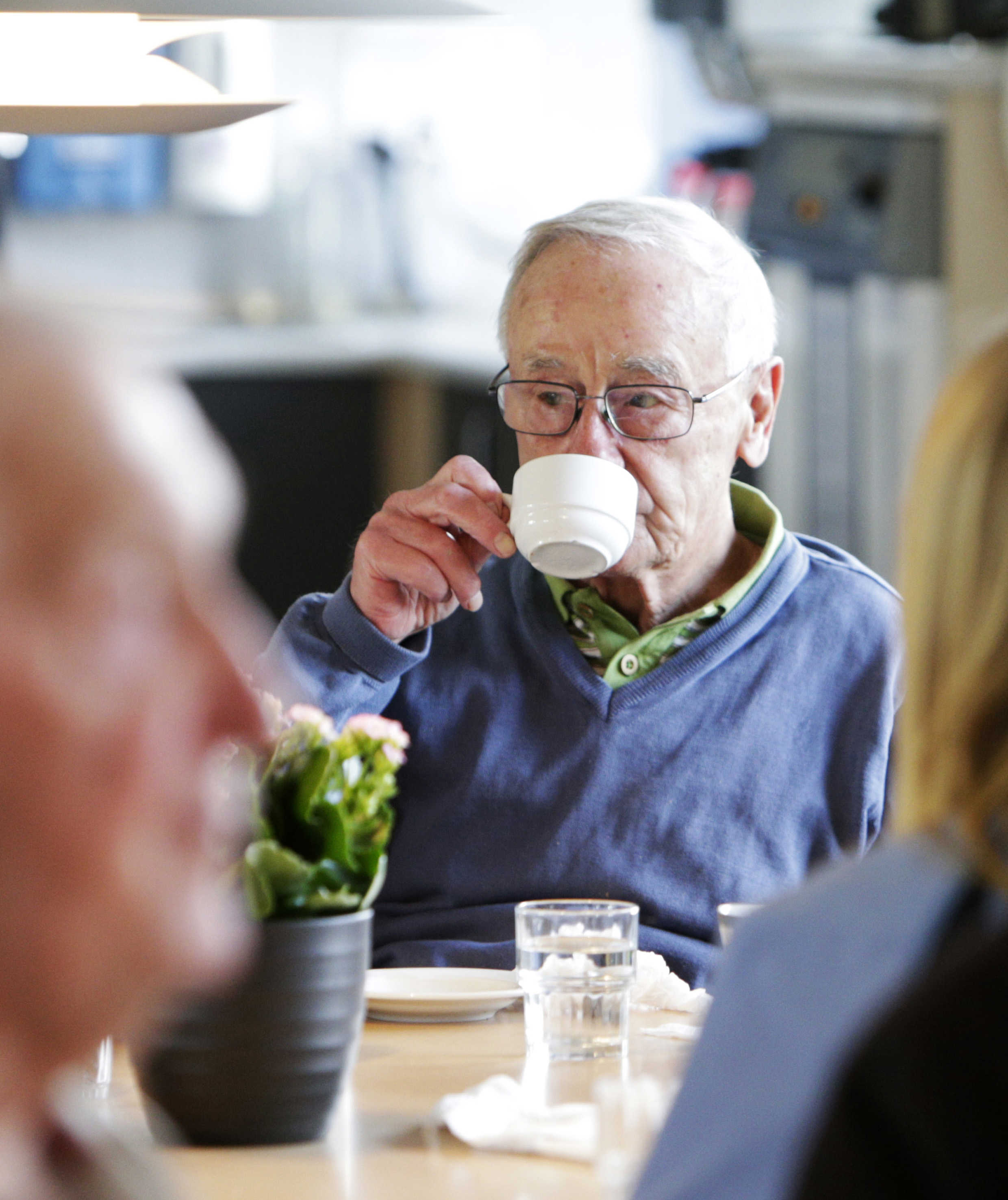 Mand drikker kaffe ved kaffebordet